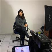 Profesora que da clases a fin de fortalecer sus habilidades en comunicación y liderazgo, aprender y planificar eventos